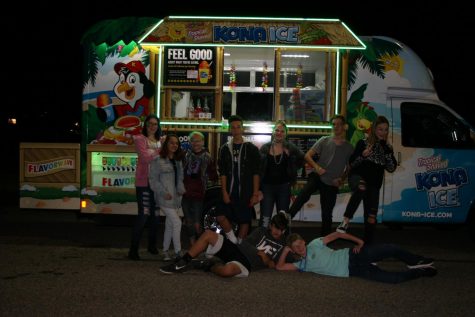 Students posing for a picture in front of the Kona Ice truck.